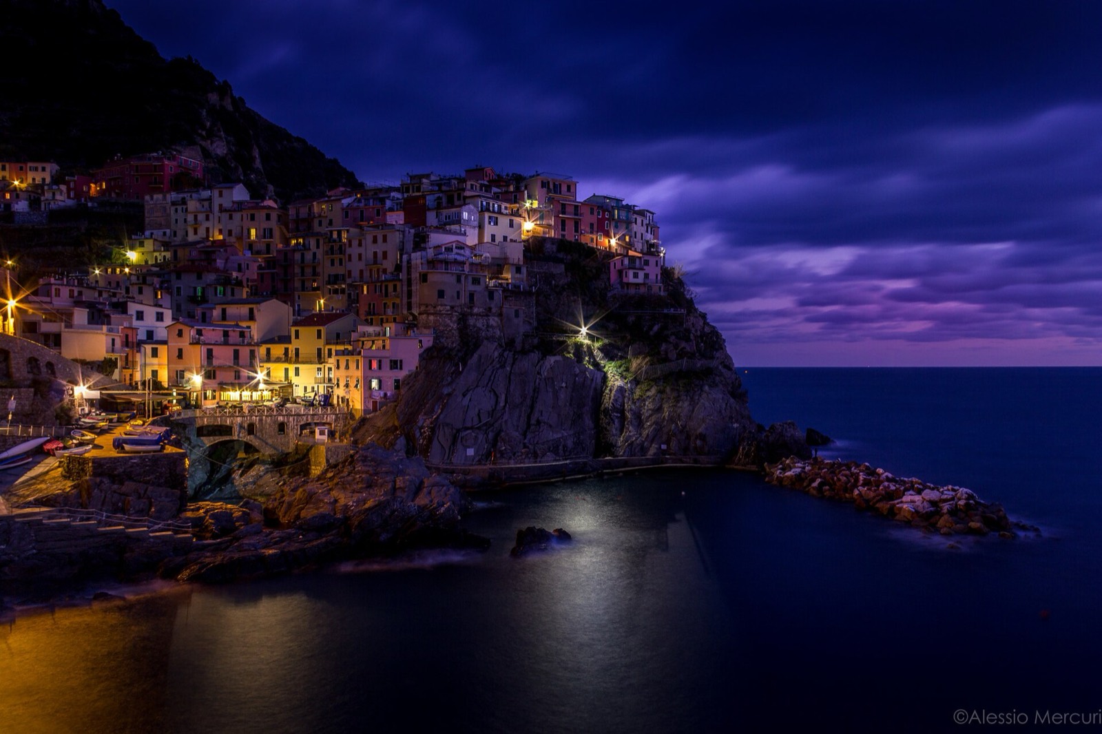 Manarola, vilarejo da Cinque Terre, iluminado ao anoitecer