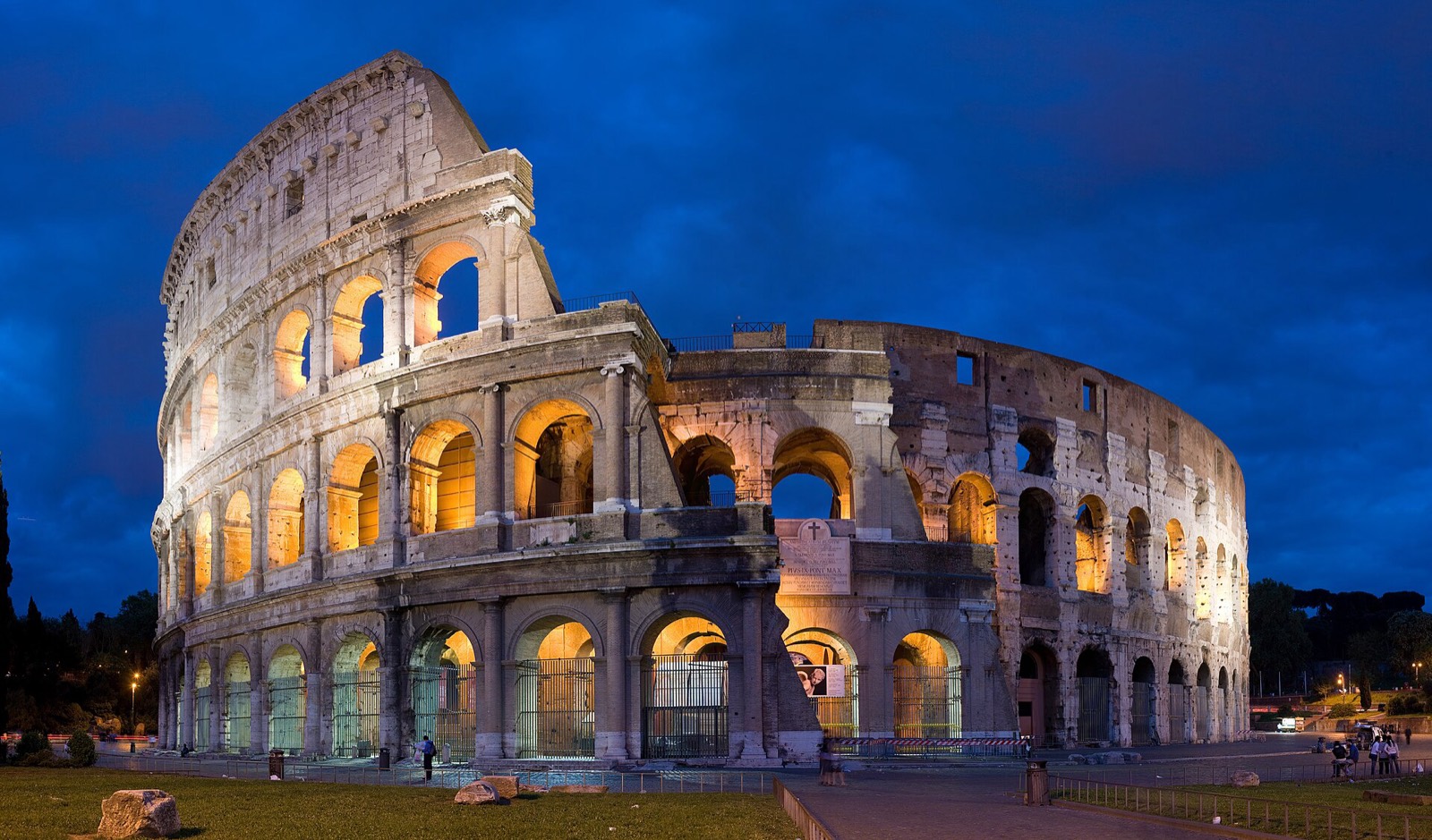 O Coliseu iluminado na hora azul, Roma